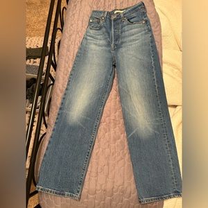 Levi’s Ribcage Straight Jeans.